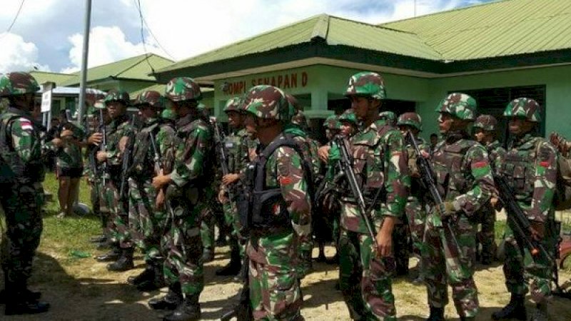 Pasukan TNI berjaga-jaga di Puncak Jaya, Papua.