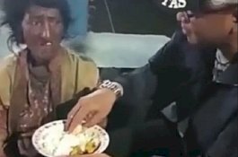 Viral, Anggota Satlantas Polres Pinrang Suapi Wanita Gangguan Jiwa