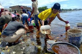 Siang Bolong, Warga Parepare Timba Solar di Laut Soreang