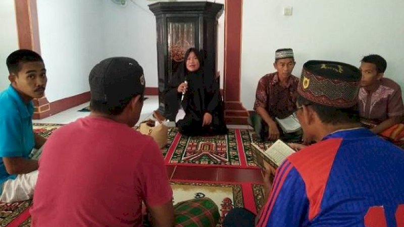 Narapidana Rutan Klas IIB Enrekang mengikuti pelajaran agama oleh petugas penyuluh agama Islam dari Departemen Agama Kabupaten Enrekang.