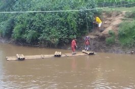 Jembatan Belum Rampung, Siswa Terpaksa Nyeberang Pakai Rakit Bambu