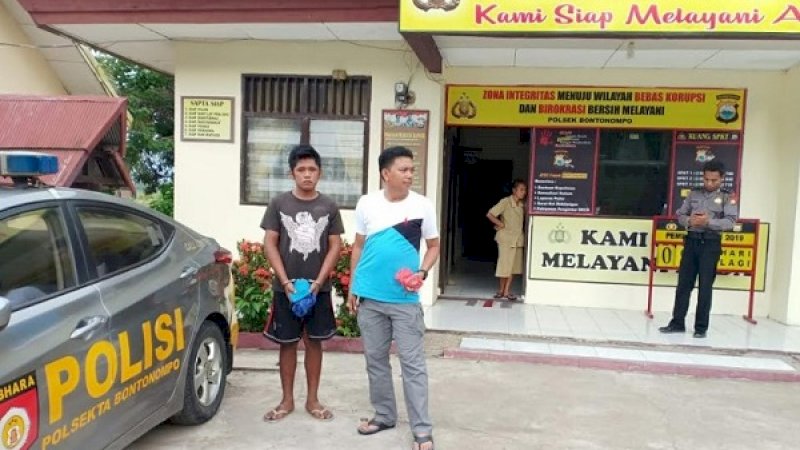 Amrijal (kiri), saat diamankan Polsek Bontonompo, Gowa karena melarikan gadis di bawah umur.