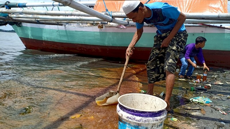 DLH Mulai Hitung Kerugian Akibat Tumpahan Solar di Perairan Parepare