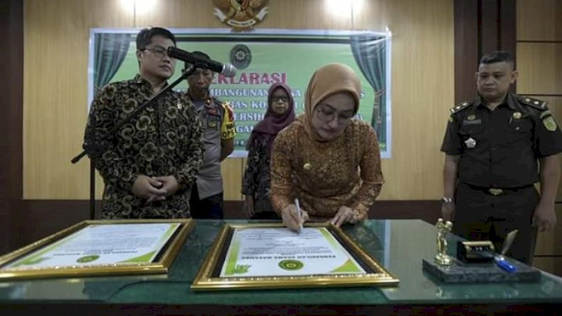 Bupati Luwu Utara, Indah Putri Indriani menghadiri pencanangan zona integritas Wilayah Bebas Korupsi (WBK) dan Wilayah Birokrasi Bersih Melayani (WBBM) yang dilakukan Pengadilan Agama Masamba, Kamis (10/1/2019), di kantor Pengadilan Agama Masamba. 