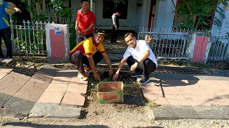 Wakil Bupati Jeneponto, Paris Yasir bersama jajaran personel Polres Jeneponto membersihkan tumpukan sampah dan sejumlah rumput liar di sekitar Taman Turatea (Tamtur), Jumat (11/1/2019).