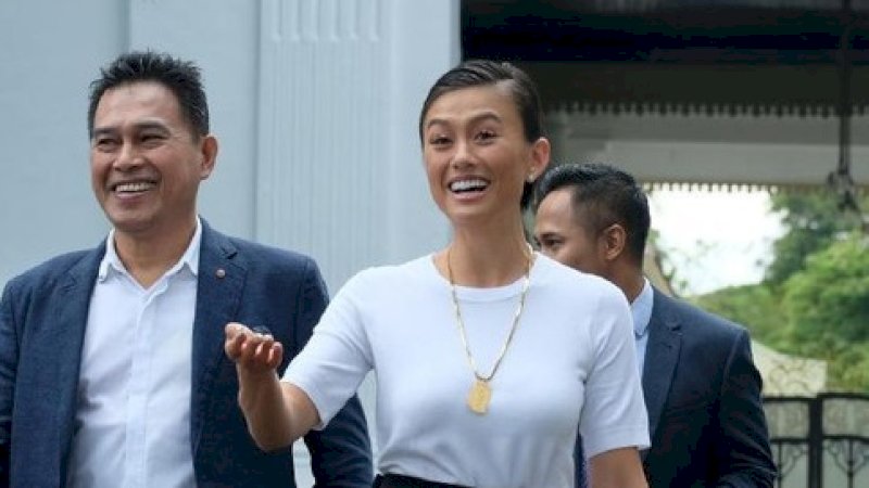 Gaya Agnez Mo saat bertemu Presiden Joko Widodo. Foto/Detikcom