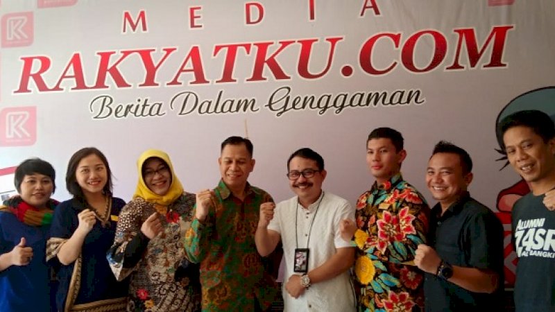 GM Hotel Melia Makassar Anzar Maulana (keempat dari kiri) dan Direktur Rakyatku.com Subhan Yusuf (keempat dari kanan).