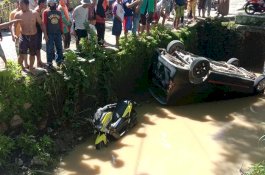 Mobil-Motor Terbalik dan Terpental di Sidrap, Pengendara dan Penumpang Hanya Lecet