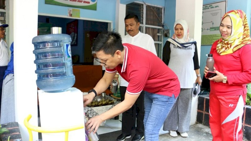 Wakil Bupati Bulukumba Tomy Satria Yulianto mengisi tumblernya dengan air minum lewat dispenser.