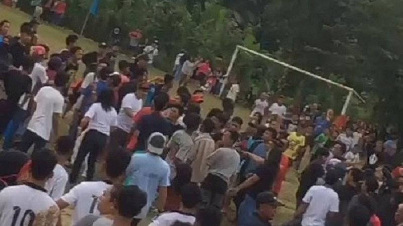 Turnamen sepakbola di Desa Dandang, Kecamatan Sabbang, berakhir ricuh.