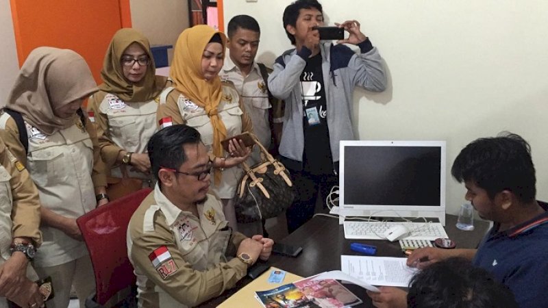 Relawan Prabowo-Sandi, Ryan Latief saat melaporkan Nurdin Abdullah dan Danny Pomanto ke Bawaslu, Jumat (11/1//2019).