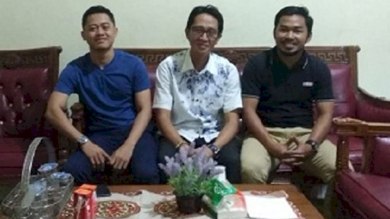 Co-Founder BISA, Muhammad Ilhamsah (kiri) bersama Sekretaris KNPI Sidrap, Fadli (kanan), saat audiensi dengan Ketua KPU Sidrap, Syamsuddin MS.