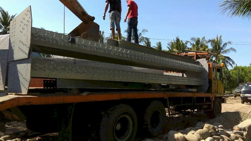 Rangka baja jembatan tiba di Jeneponto, lokasi pembanguan infrastruktur jembatan.