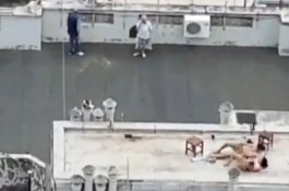 Terekam Kamera Indehoy di Atap Bangunan, Pasangan Ini Malah Lambaikan Tangan