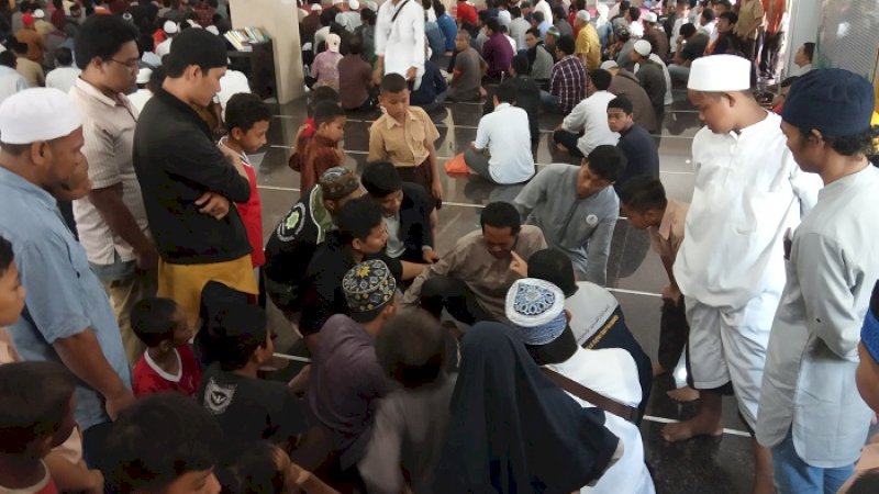 Suasana rukiah massa di Masjid Al Ihsan Toddopuli, Makassar, Sabtu 