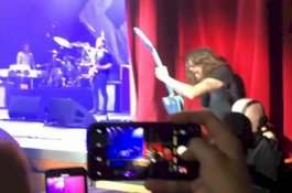 Turun Panggung Cari Bir, Vokalis Foo Fighters Dave Grohl Malah Jatuh