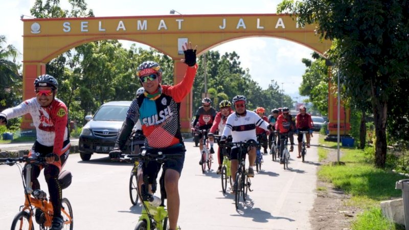 Gowes 100 Km, PHRI dan IHGMA Sulsel Beri Bantuan Bencana Barru