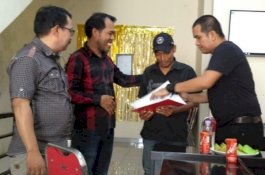 Dr Wachyudi Muchsin Berikan Beasiswa untuk Anak Sopir Angkot Jujur