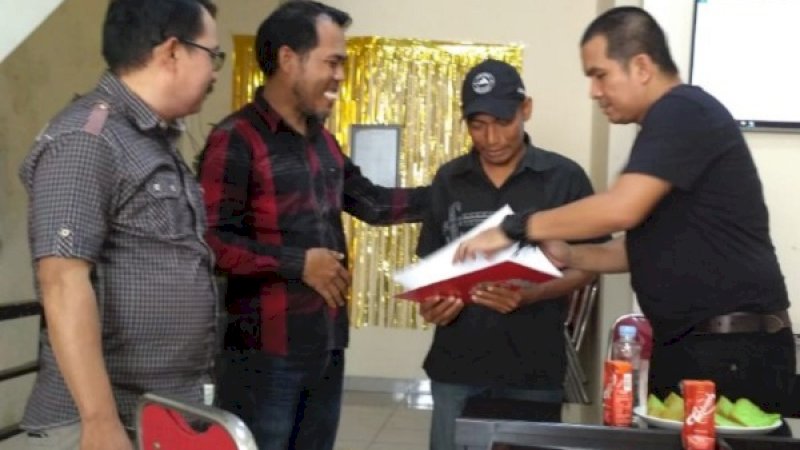 Dr Wachyudi Muchsin (kanan), disaksikan Direktur Rakyatku.com, Subhan Yusuf (kiri), memberikan beasiswa secara simbolis kepada Nawir Dg Liwang, saat sopir angkot itu berkunjung ke Redaksi Rakyatku.com.