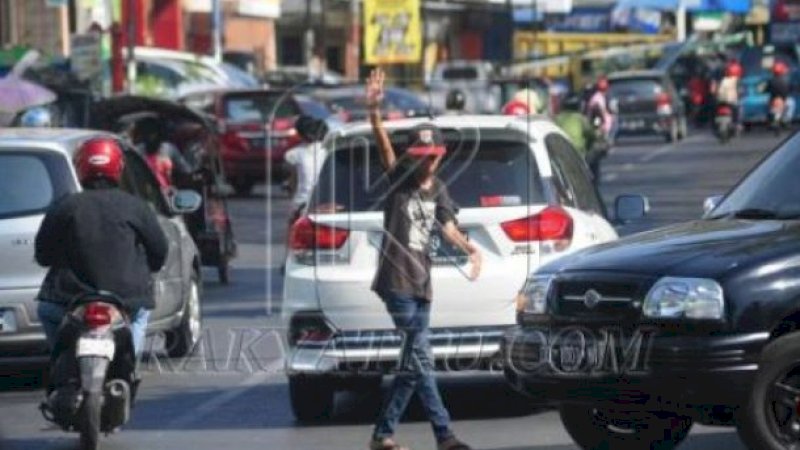 Pak Ogah masih menguasai sejumlah jalan di Kota Makassar.