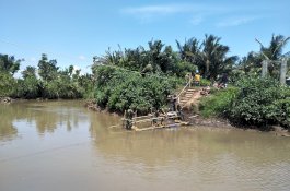 Prihatin Anak Sekolah Naik Rakit, Tentara Jeneponto Bangun Jembatan Darurat