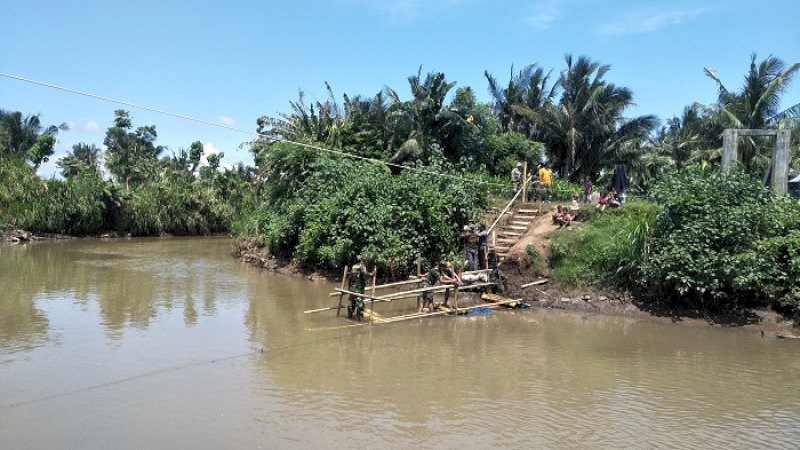 Tentara dari Kodim 1425 Jeneponto berinisiatif membangun jembatan darurat yang menghubungkan Lentu-Alluka Tamanroya, Jeneponto. 