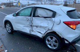 Ikuti Tren di Film Bird Box, Remaja Ini Tabrak Mobil karena Tutup Mata