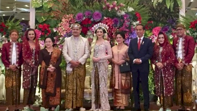 Presiden RI, Joko Widodo dan Iriana Jokowi, menghadiri resepsi pernikahan putra Nurdin Abdullah, M Fathul Fauzy dan Gunya Paramasukhaputri di Hotel Bidakara, jakarta.