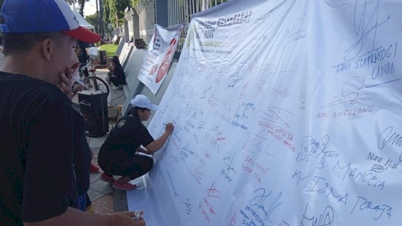 Tanda tangan Deklarasi Masyarakat Anti Hoax digelar di depan Monumen Mandala, Makassar.