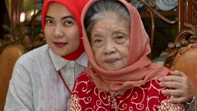 Aliyah Mustika dan ibunda Hj Hamsinah Nawawie Ali Abdullah, semasa hidup.