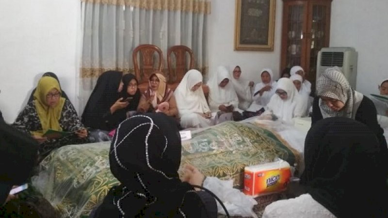 Suasana di rumah duka, almarhumah Hamsinah Nawawie Ali Abdullah, ibunda Aliyah Mustika Ilham, di Jl Sungai Saddang, Makassar.