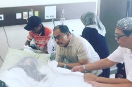 Kenakan Baju Putih dan Peci Hitam, IAS Melayat Mertua
