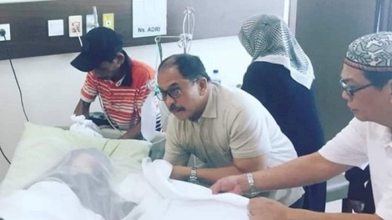 Ilham Arief Sirajuddin mengurus jenazah mertuanya di RS Siloam, Makassar, Minggu (13/1/2019). (Foto: Handout)