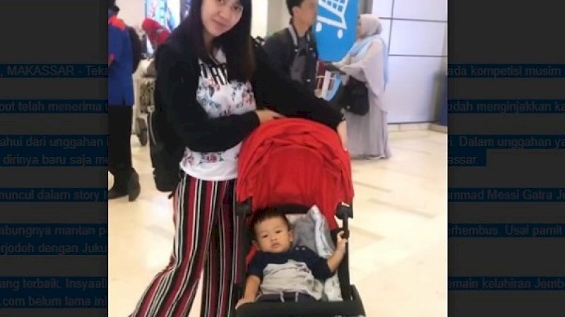 Istri Bayu Gatra, Venty Dwi Pratiwi dan putranya, Muhammad Messi Gatra Junior, tiba di Bandara Internasional Sultan Hasanuddin, Makassar.