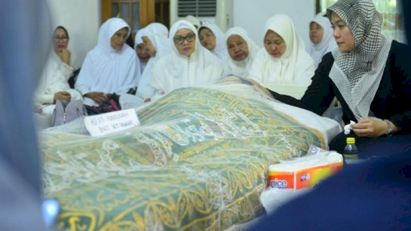 Aliyah Mustika Ilham (kanan), tampak terus mendampingi jenazah ibunya, almarhum Hj Hamsinah Nawawie. (Foto: Handout)