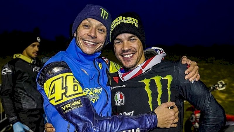 Valentino Rossi bersama Franco Morbidelli. (Foto: Motorsport) 