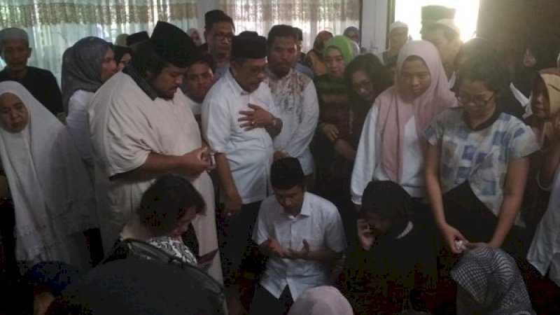 Ilham Arief Sirajuddin (tangan di dada), berdiri di samping ustaz Aziz Qahhar Mudzakkar yang membacakan doa untuk almarhum mertuanya. (Foto: Himawan/Rakyatku)