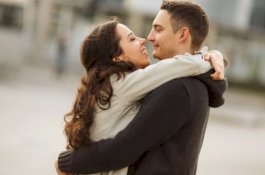 Ini yang Terjadi pada Tubuh Saat Memeluk Pasangan