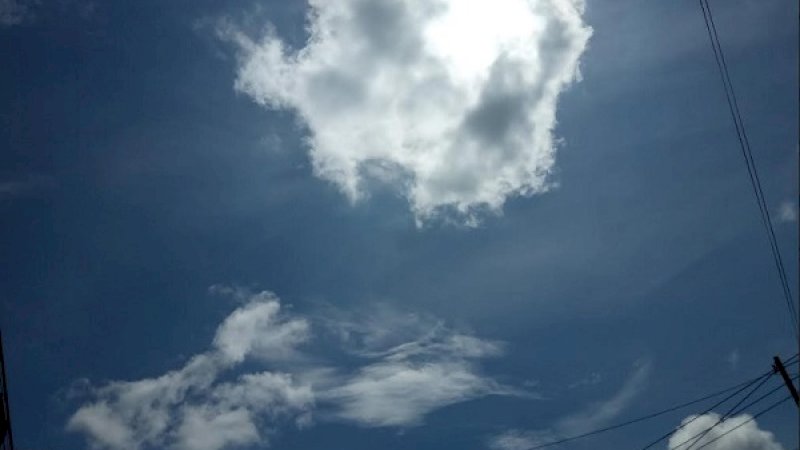 Awan di langit Kota Makassar. (Foto: Muh Ishak Agus/Rakyatku)