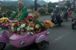 Usai Ijab Kabul, Pria Soppeng Bonceng Istri Naik Vespa Merah Jambu