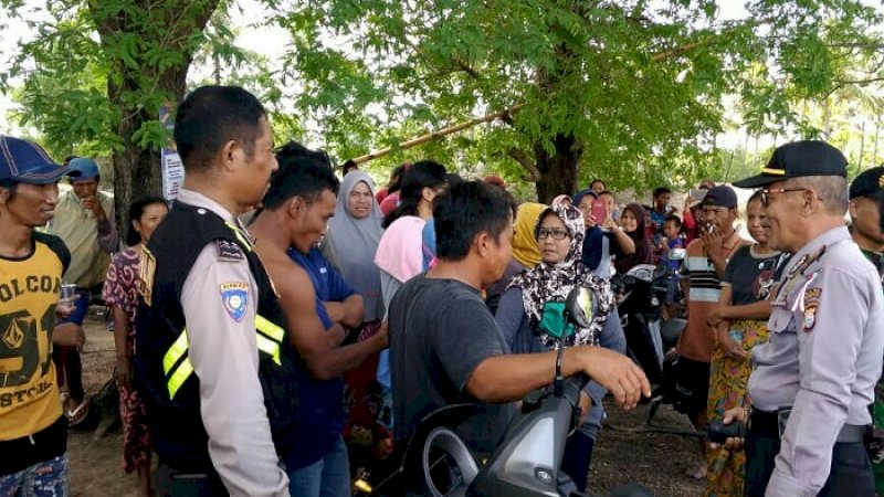 Polsek Binamu memediasi warga dengan pemilik tambang pasir, Minggu (13/1/2019).