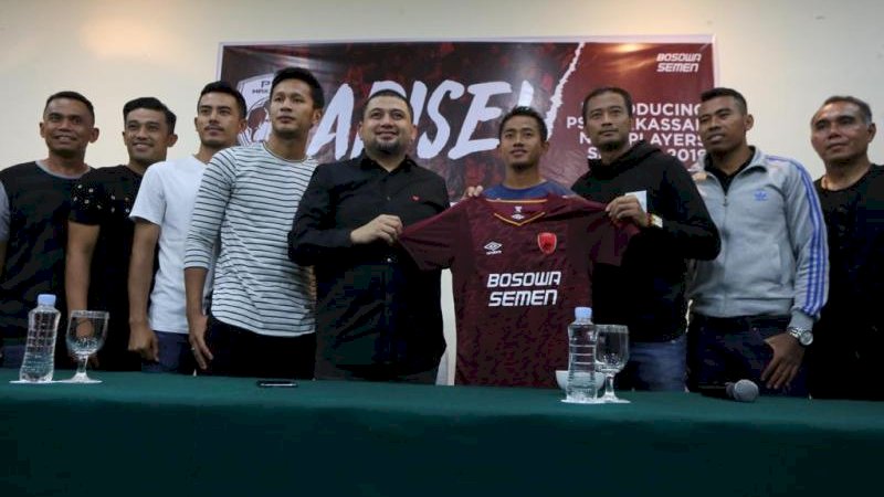 Enam pemain baru PSM Makassar yang diperkenal di Hotel Aryaduta, pada Minggu (13/1/2019) malam. Foto/Arfa