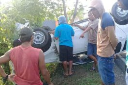 Oleng, Mobil di Bone Tabrak Pembatas Jalan Lalu Terbalik