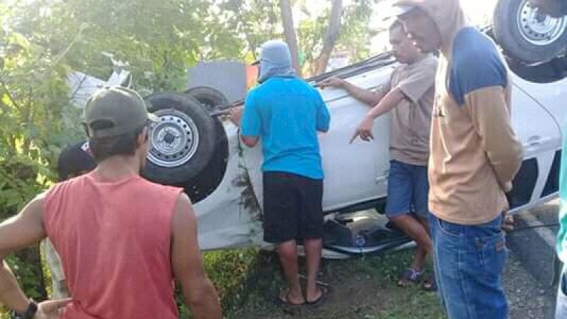 Oleng, Mobil di Bone Tabrak Pembatas Jalan Lalu Terbalik