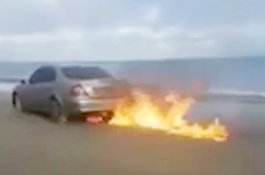 Vlogger Dikritk Karena Videokan Mobilnya Dibakar