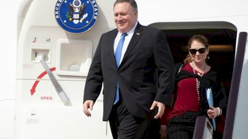 Menteri Luar Negeri AS Mike Pompeo dan istrinya Susan tiba di Bandara Internasional Doha pada 13 Januari 2019. (Foto: AFP)
