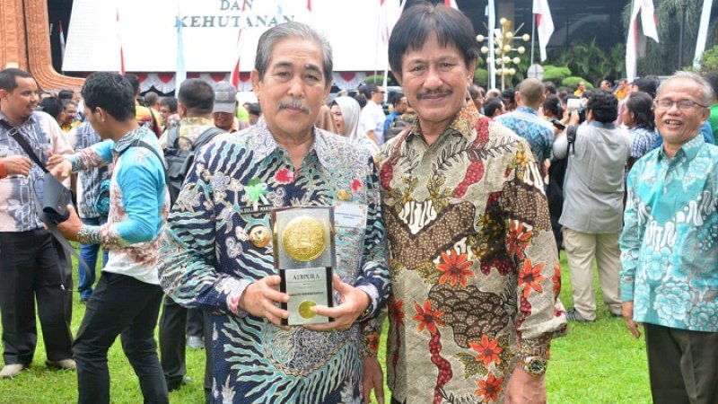 Bupati Sidrap Dollah Mando memperlihatkan Piala Adipura yang baru saja diterimanya.