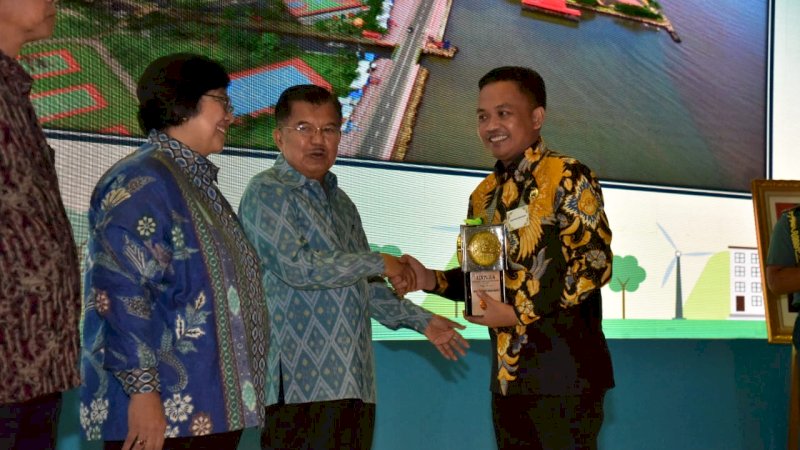 Bupati Bantaeng Terima Piala Adipura yang ke-8 Kali