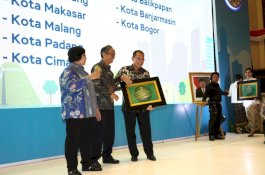 Pemkot Makassar Terima Penghargaan Kinerja Pengurangan Sampah dari KLHK