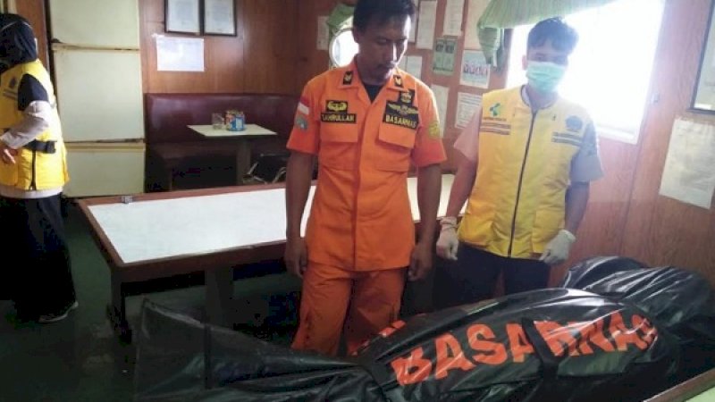 Jenazah Supriadi (18), saat hendak dievakuasi Tim Basarnas Palopo dari Kapal Victoria II.